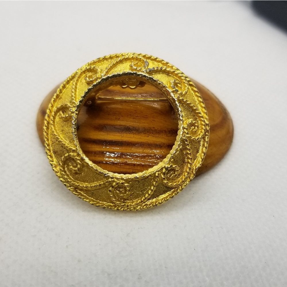Namselle vintage‎ gold tone Victorian swirl wheel brooch